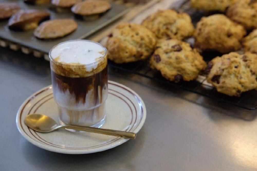 位於合井站和弘大站之間的Coffee Pauly，以其澳式咖啡選擇著稱，並搭配可口的咖啡甜點。